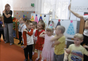 Dzieci wykonują gesty taneczne.