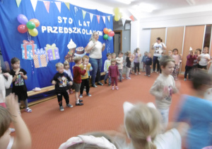 Dzieci podczas wspólnych tańców.