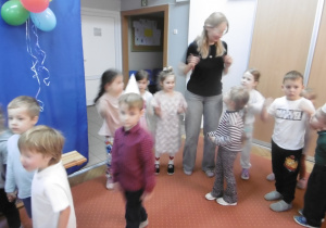 Kolejna grupa dzieci podczas wspólnych tańców.