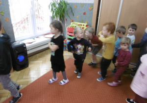 Grupa dzieci podczas wspólnych zabaw.