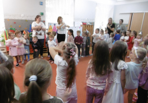Dzieci wykonują ruchy młynka.