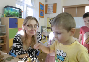 Dzieci częstują kolejną panią nauczycielkę.