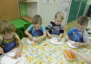 Kolejna grupa dzieci siedzi przy stole.