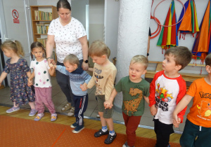 Grupa chłopców stoi obok siebie.