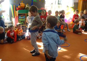 Chłopcy przekładają przez siebie niebieskie szarfy.