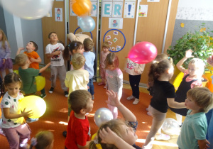 Kolejna grupa dzieci podczas zabawy z balonami.