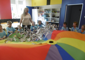 Kolejna grupa dzieci podrzuca chustę do góry.
