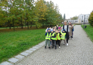 Grupa dzieci stoi na drodze.