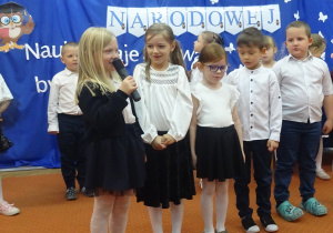 Grupa dzieci mówi wiersz.