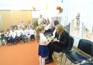 Dziewczynka wręcza kwiaty Pani dyrektor.