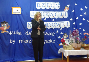 Pani dyrektor skałda życzenia.