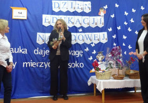 Pani dyrektor składa życzenia.