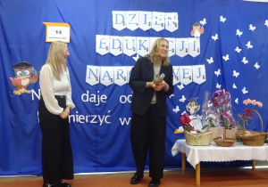 Pani dyrektor gratuluje pracownikom nagrody.