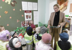 Dzieci wręczają zaproszenie na uroczystość.