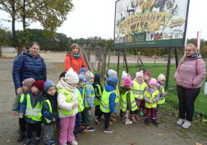 Kolejna grupa dzieci stoi przy wejściu.