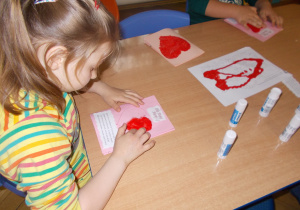Juniorzy przygotowują prezenty z okazji Dnia Mamy i Taty