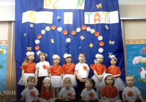 zdjęcie grupowe Smyków z okazji Dnia Mamy i Taty