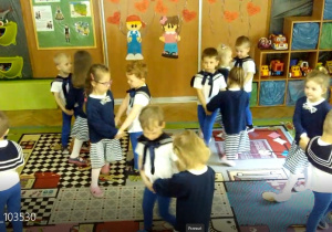 Tuptusie podczas tańca w parach z okazji Dnia Mamy i Taty