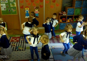 Tuptusie podczas tańca w parach z okazji Dnia Mamy i Taty