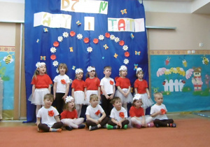 zdjęcie grupowe Smyki z okazji Dnia Mamy i Taty