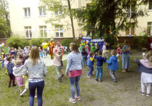 zabawy przy muzyce w ogrodzie przedszkolnym