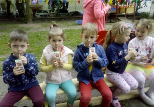odpoczynek - Smyki na ławeczce popijają soczek