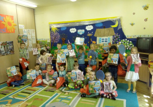 Żaczki - zdjęcie grupowe z prezentami z okazji Dnia Dziecka
