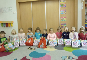 Smyki - zdjęcie grupowe z prezentami z okazji Dnia Dziecka