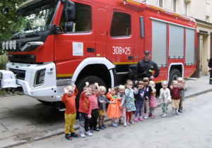 zdjęcie grupowe Tuptusiów przy wozie strażackim