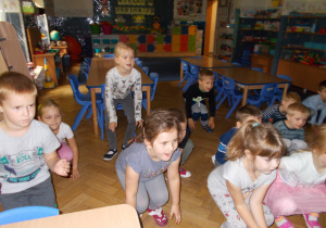 Juniorzy wykonują ćwiczenia stojąc naprzeciwko tablicy interaktywnej