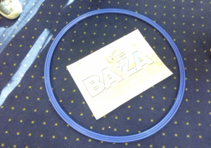 koło gimnstyczne, w kole napis "BAZA'