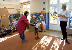 uroczyste wręczenie dyplomu za wyróżnienie w konkursie "W kasztankowym miescie wszystko jest z kasztana"