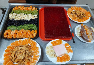 poczęstunek zorganizowany z okazji październikowych urodzin: ciasto, owoce