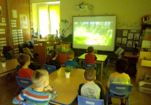 "Dzień Krajobrazu" - oglądanie filmu na tablicy interaktywnej