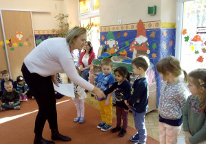 gratulacje dla dzieci biorących udział w konkursie: "Na straganie"