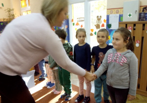 gratulacje dla dzieci biorących udział w konkursie: "Na straganie"