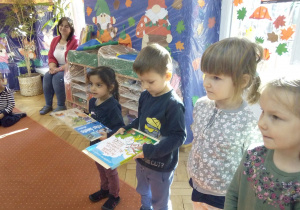 dzieci z dyplamami i nagrodami biorące udzał w konkursie