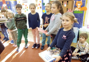 dzieci z dyplamami i nagrodami biorące udzał w konkursie