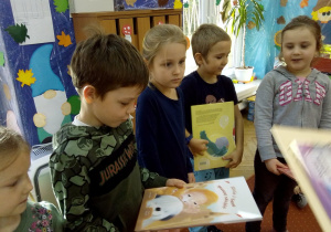 dzieci z dyplamami i nagrodami biorące udzał w konkursie