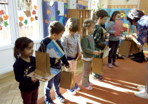 dzieci z dyplamami i nagrodami biorące udzał w konkursie