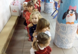 Tuptusie wracają do klasy z prezentami od Św. Mikołaja