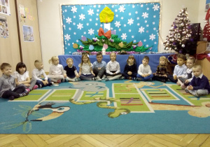 zdjęcie grupowe Żaczki przy dekoracji świątecznej