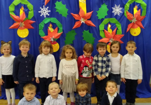 zdjęcie grupowe Smyki przy dekoracji świątecznej