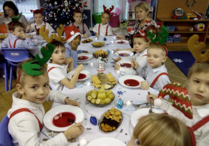 Juniorzy przy świątecznym poczęstunku