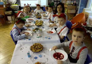 Juniorzy przy świątecznym poczęstunku