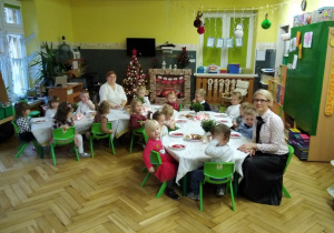 Tuptusie przy świątecznym poczęstunku