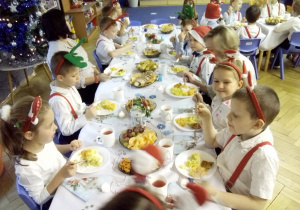 Juniorzy przy świątecznym poczęstunku