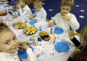 Juniorzy przy świątecznym poczęstunku