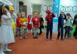 Tuptusie w strojach karnawałowych na sali gimnstycznej podczas koncertu "Bajkowe hity karnawałowe"