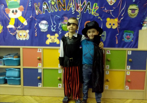 chłopcy w strojach karnawałowych